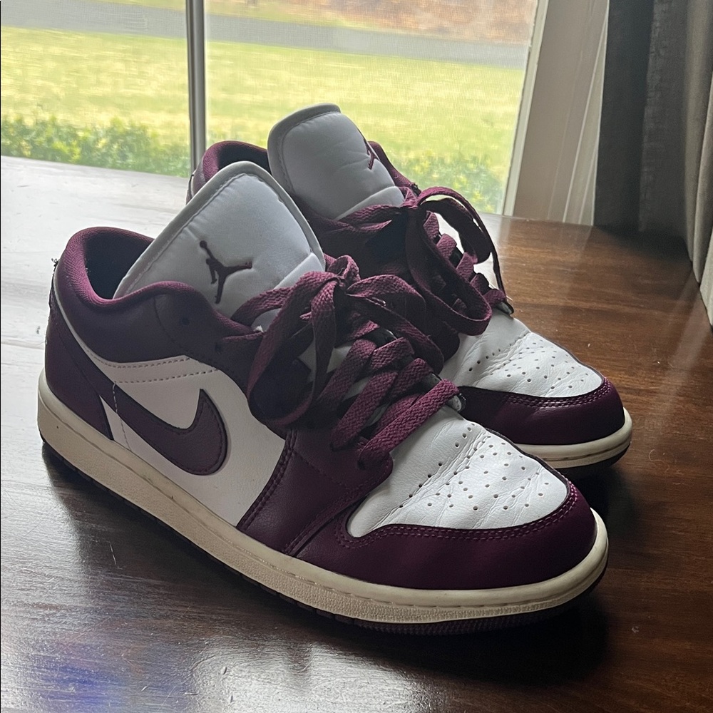 Nike Low-Top Sneakers - White & Maroon
